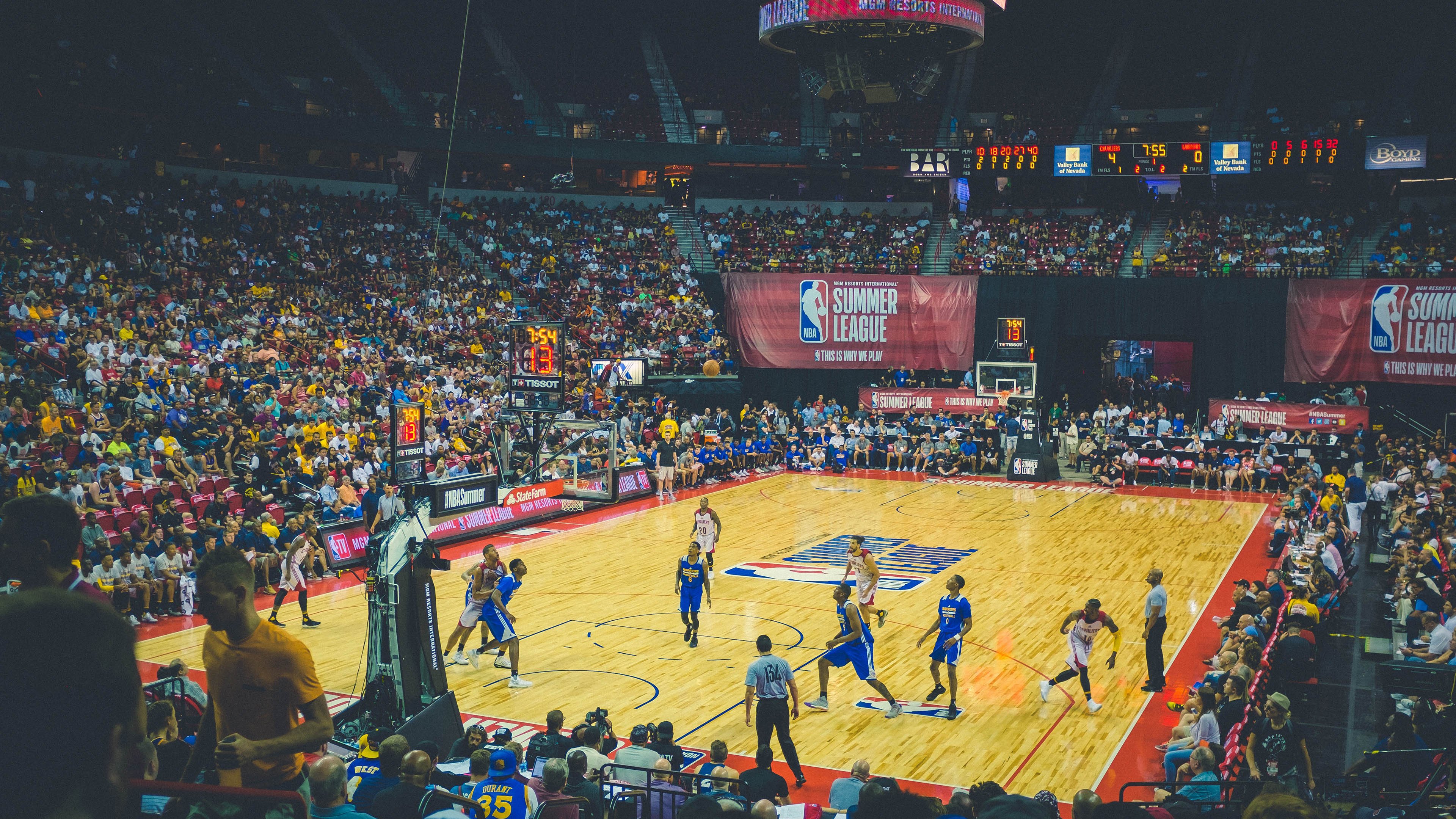 NBA季后赛巅峰对决,抢七大战惊心动魄,勇士险胜湖人晋级西决